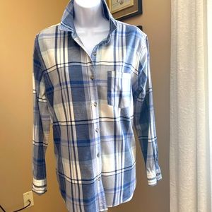 Universal Thread women’s flannel oversized blouse Shades of blue plaid Size M